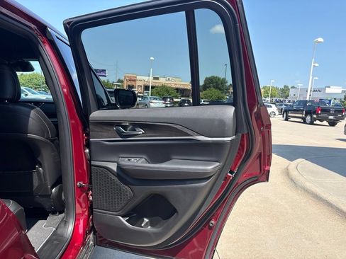 Used 2025 Jeep Grand Cherokee Limited AWD/4WD image 32