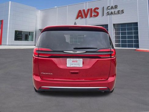 Used 2025 Chrysler Pacifica Select FWD image 9