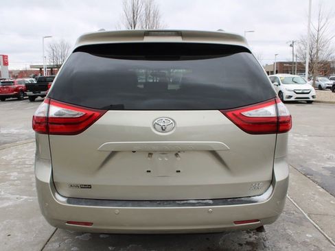 Used 2017 Toyota Sienna XLE Premium image 8