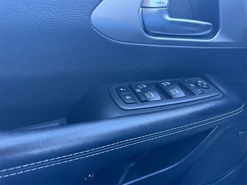 Used 2023 Chrysler Pacifica Limited w/ Uconnect Theater Family Group image 28