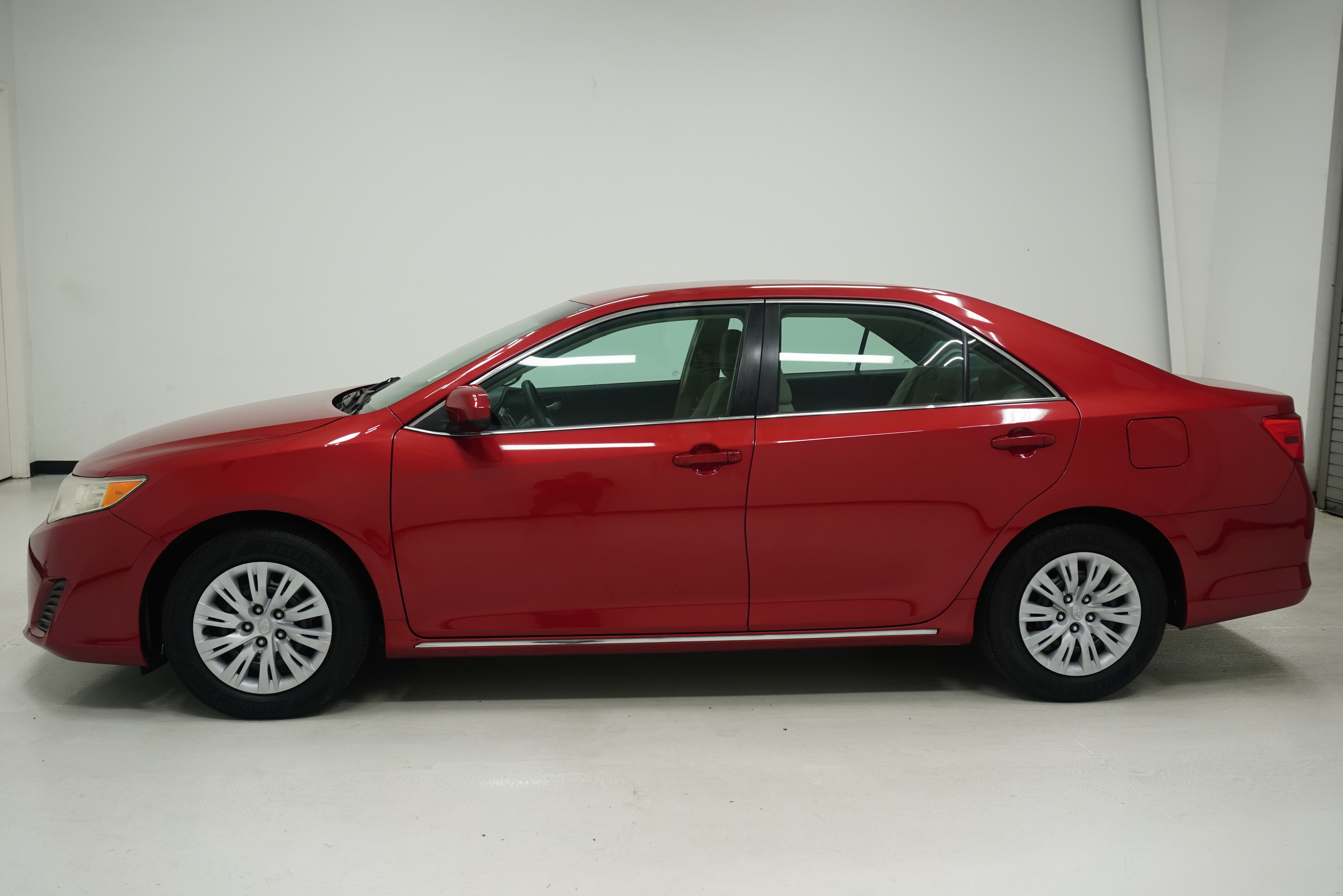 Used 2013 Toyota Camry LE FWD image 7