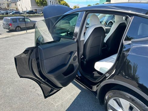 Used 2024 Tesla Model Y Long Range AWD/4WD image 46