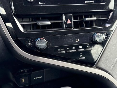 Used 2024 Toyota Camry SE image 11