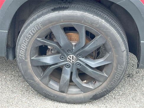 Used 2022 Volkswagen Taos SE w/ Panoramic Sunroof Package AWD/4WD image 11