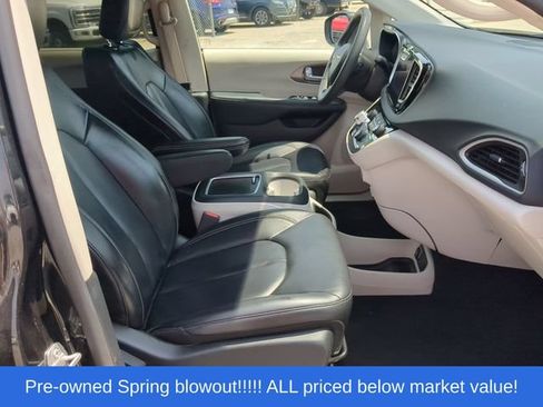 Used 2023 Chrysler Pacifica Touring-L FWD image 42
