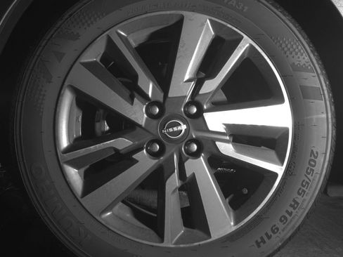 Used 2025 Nissan Versa SV FWD image 15