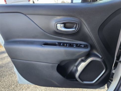 Used 2023 Jeep Renegade Latitude image 29