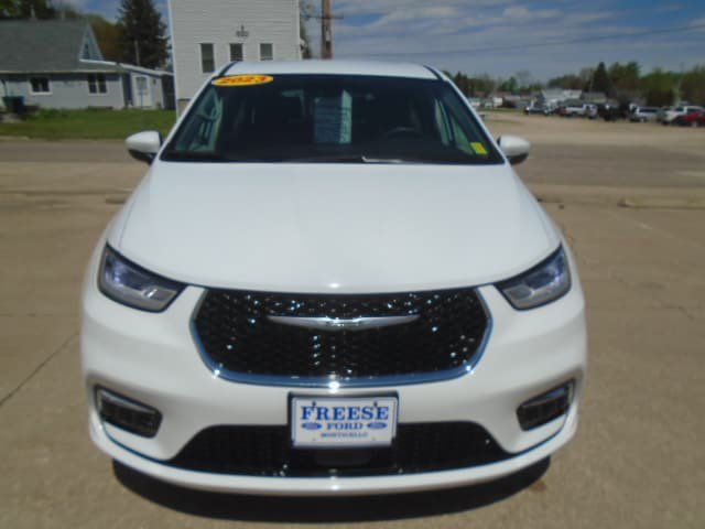 Used 2023 Chrysler Pacifica Touring-L FWD image 13