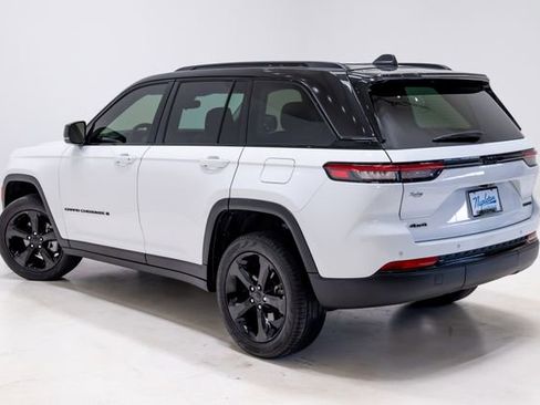 Used 2023 Jeep Grand Cherokee Limited w/ Black Appearance Package image 23