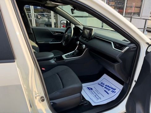 Used 2022 Toyota RAV4 SE w/ Convenience Package image 16