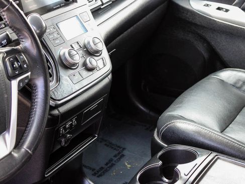 Used 2018 Toyota Sienna SE image 21