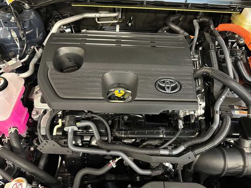 Used 2025 Toyota Crown Signia Limited w/ Tow-Hitch Package (TMS) image 9