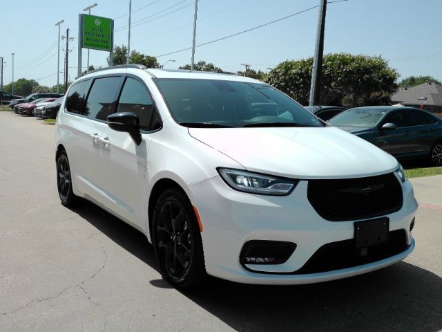 Used 2025 Chrysler Pacifica Limited FWD image 4