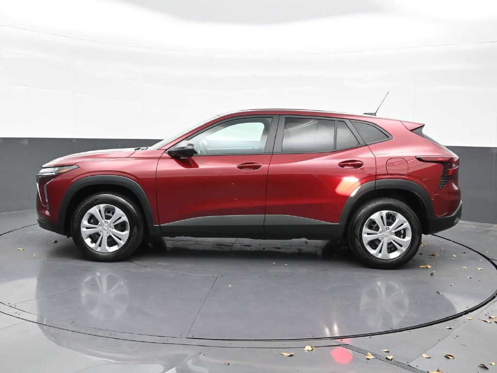 Used 2025 Chevrolet Trax LS FWD image 2