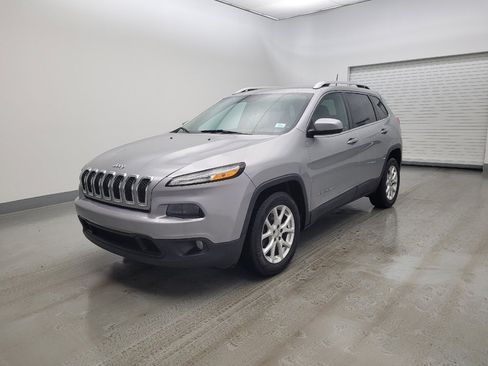 Used 2017 Jeep Cherokee Latitude FWD image 2