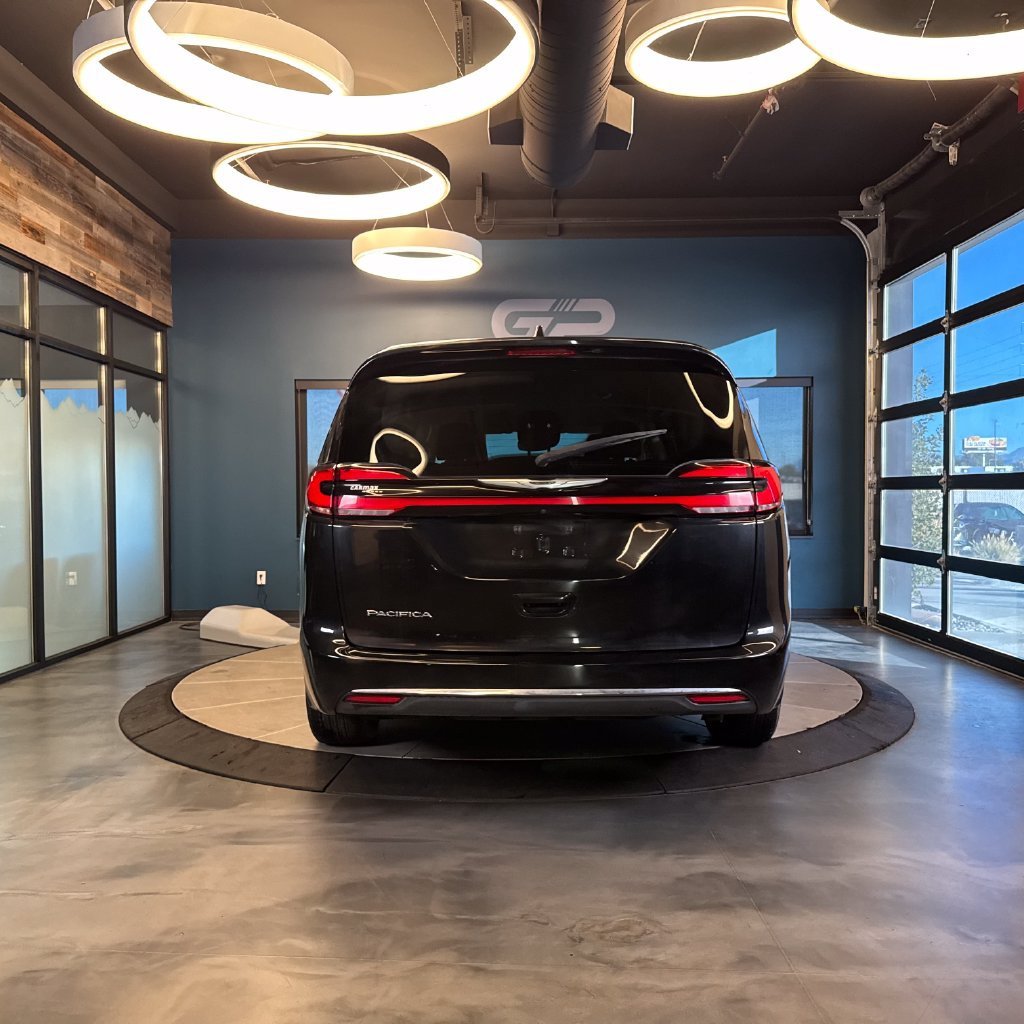 Used 2022 Chrysler Pacifica Touring-L FWD image 4