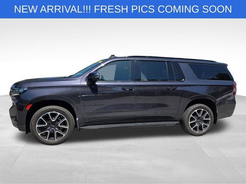 Used 2022 Chevrolet Suburban RST w/ Luxury Package RWD image 3