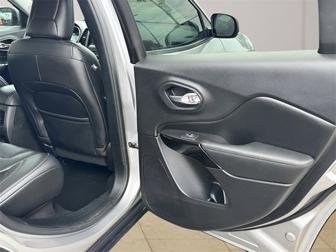 Used 2021 Jeep Cherokee Latitude Plus image 29