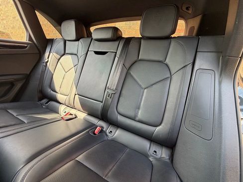 Certified 2025 Porsche Macan image 18