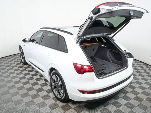 Certified 2022 Audi e-tron Premium image 30
