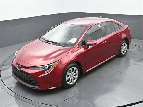 Used 2025 Toyota Corolla LE image 31