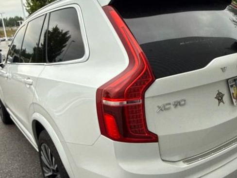 Used 2022 Volvo XC90 T5 Momentum w/ Protection Package Premier FWD image 6