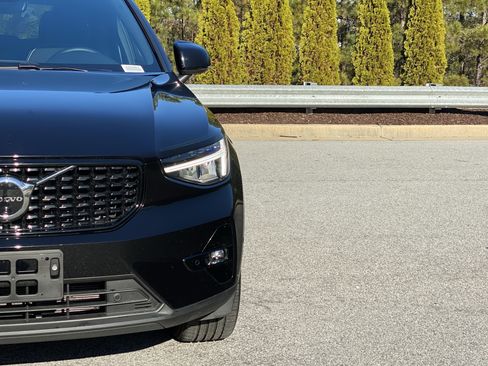 Used 2025 Volvo XC40 B5 Plus image 20