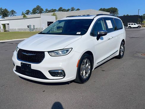 Used 2023 Chrysler Pacifica Limited FWD image 3