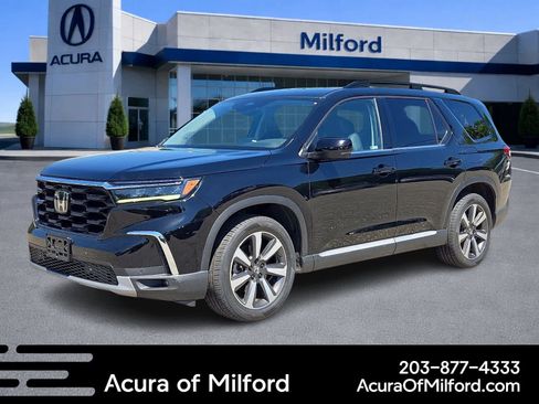 Used 2025 Honda Pilot Touring image 1