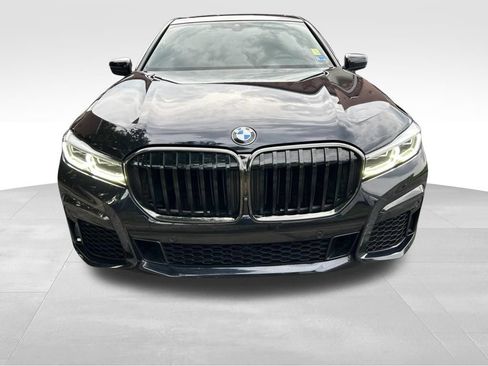 Used 2021 BMW 740i w/ M Sport Package RWD image 9