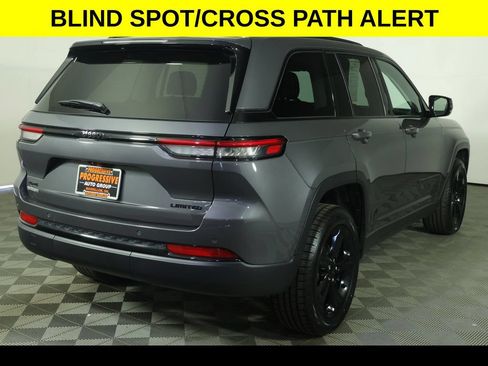 Used 2023 Jeep Grand Cherokee Limited w/ Black Appearance Package AWD/4WD image 11
