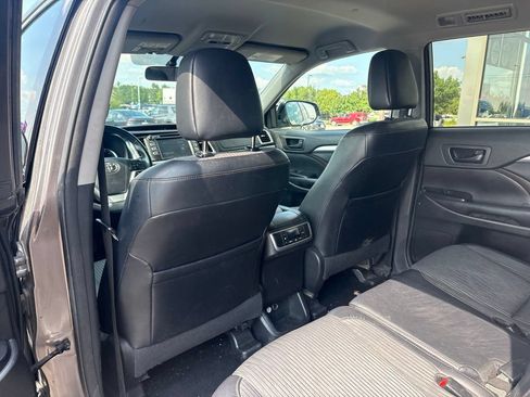 Used 2016 Toyota Highlander LE AWD/4WD image 33