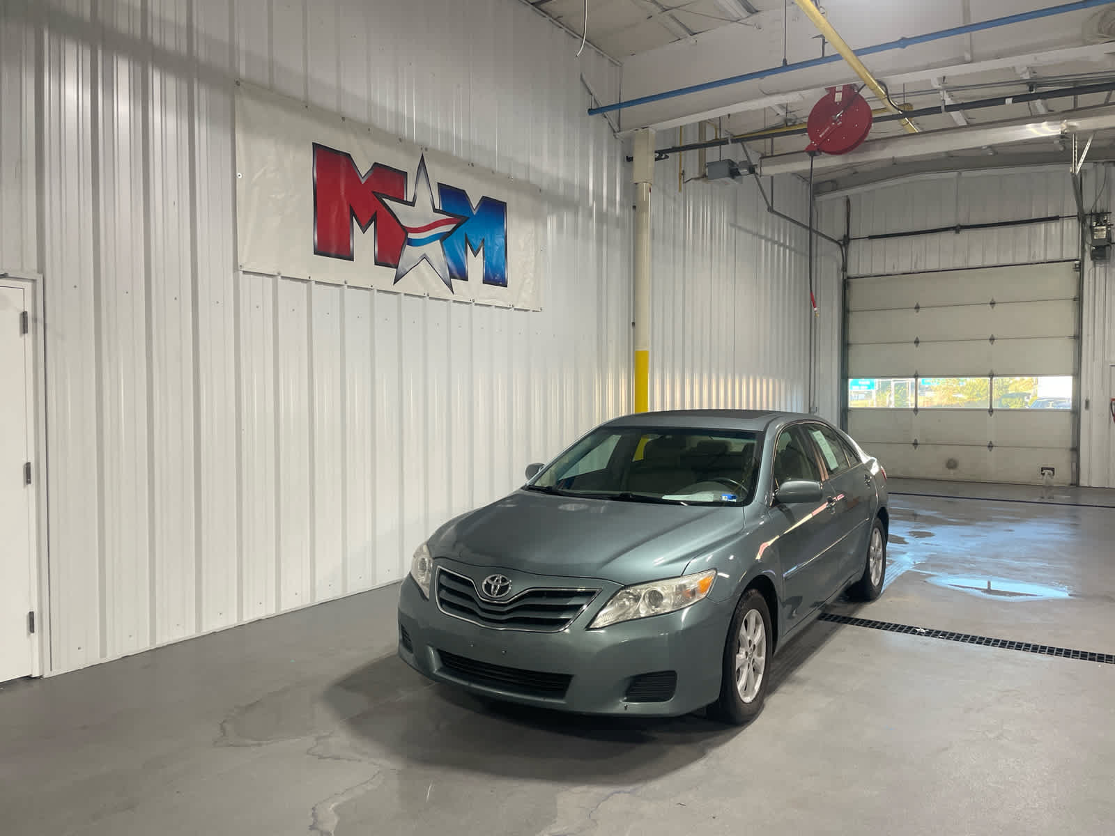 Used 2010 Toyota Camry LE FWD image 2
