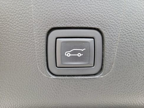 Used 2023 Chevrolet Traverse LT AWD/4WD image 10