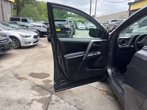 Used 2018 Toyota RAV4 XLE FWD image 11