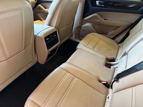 Used 2019 Porsche Cayenne AWD/4WD image 9