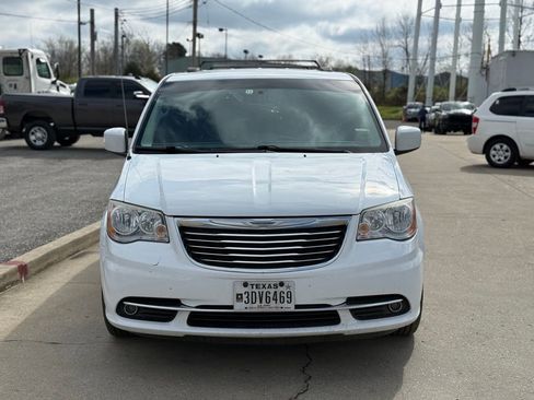 Used 2015 Chrysler Town & Country Touring image 3