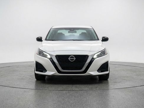 Used 2025 Nissan Altima 2.5 SV FWD image 2