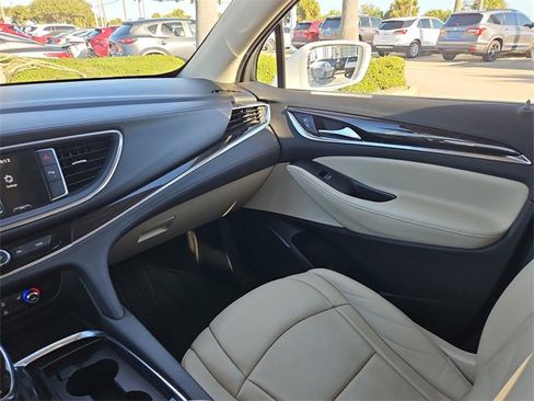 Used 2018 Buick Enclave Essence image 11