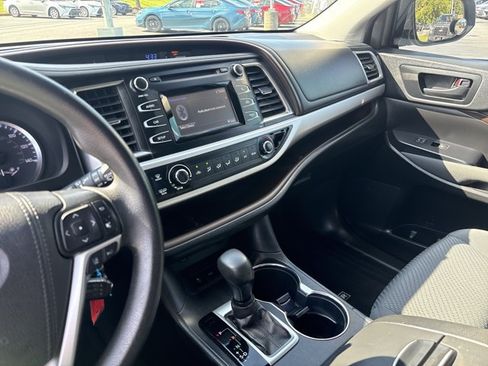 Used 2019 Toyota Highlander LE AWD/4WD image 16