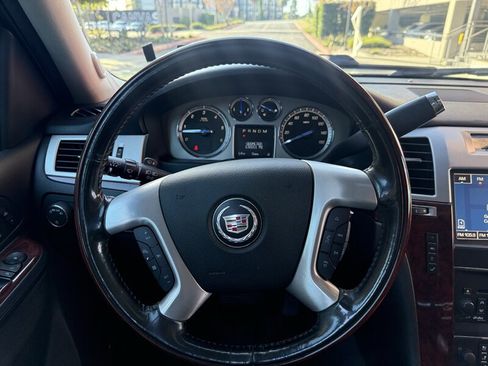 Used 2013 Cadillac Escalade Premium image 21