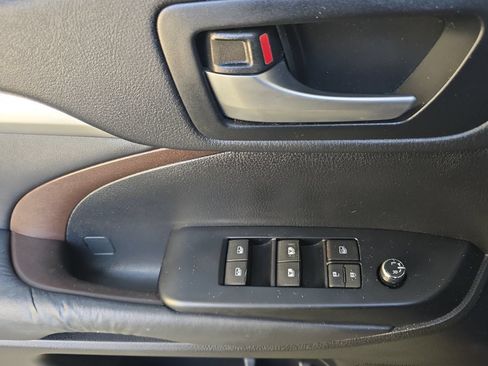 Used 2014 Toyota Highlander XLE w/ Preferred Accessory Package AWD/4WD image 8