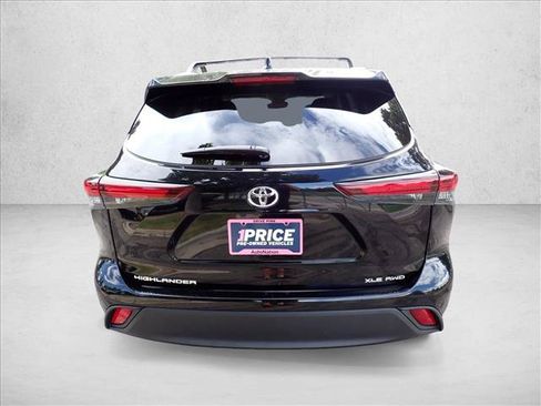 Used 2024 Toyota Highlander XLE AWD/4WD image 3