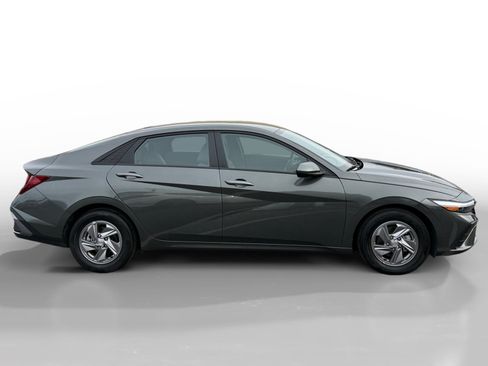 Certified 2025 Hyundai Elantra SE w/ Cargo Package image 6