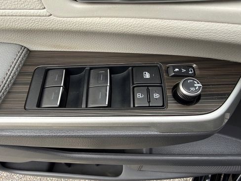 Used 2023 Toyota Sienna Limited image 13