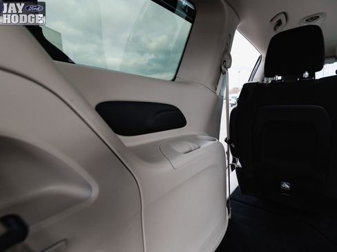 Used 2023 Chrysler Voyager LX image 10