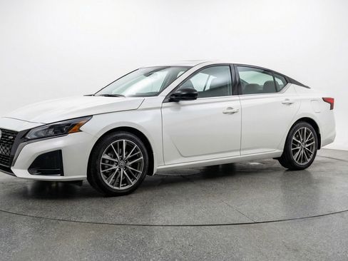 Used 2025 Nissan Altima 2.5 SV FWD image 3