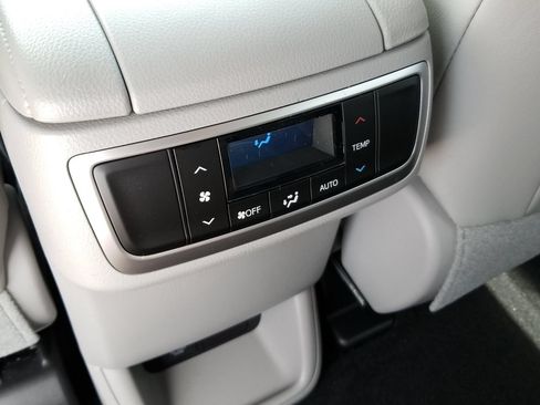 Used 2019 Toyota Highlander XLE FWD image 33