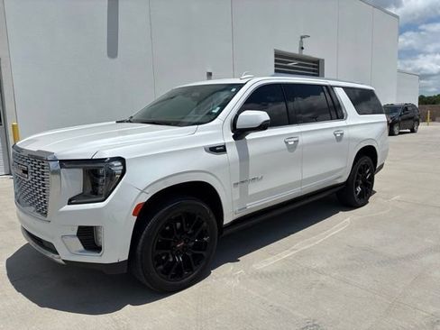 Used 2022 GMC Yukon XL Denali w/ Denali Ultimate Package AWD/4WD image 7