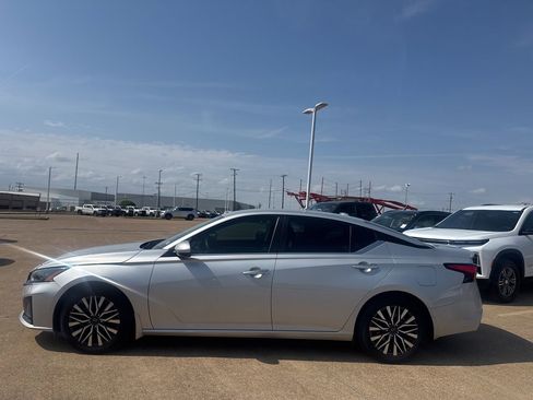 Used 2023 Nissan Altima 2.5 SV image 10